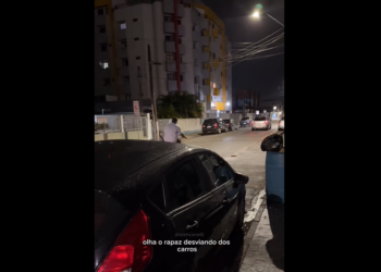 Ciclofaixa de Matinhos vira estacionamento e gera revolta: influenciadora usa redes para alertar sobre perigo