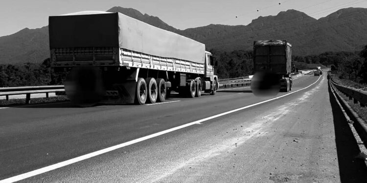 PCPR alerta: saquear cargas de caminhões acidentados nas estradas é crime