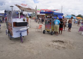 Para ambulantes, Pontal do Paraná vive temporada mais movimentada dos últimos anos