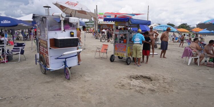 Para ambulantes, Pontal do Paraná vive temporada mais movimentada dos últimos anos