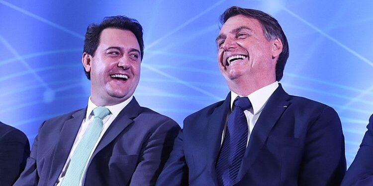 Bolsonaro aponta Ratinho Júnior como um bom nome para a presidência em 2026, mas mantém cautela sobre sucessão