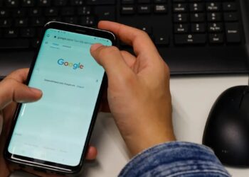 “Coronelismo digital?”: prefeito de Matinhos proíbe celulares e gera polêmica entre servidores