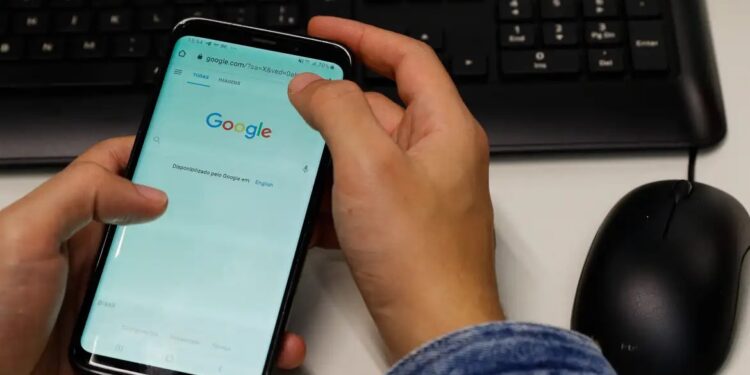 “Coronelismo digital?”: prefeito de Matinhos proíbe celulares e gera polêmica entre servidores