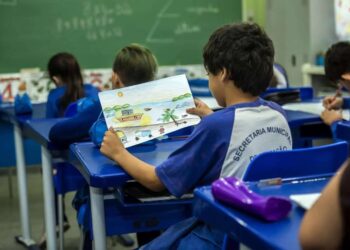 Prefeitura de Paranaguá paga férias atrasadas a professores e reajusta Piso Nacional do Magistério