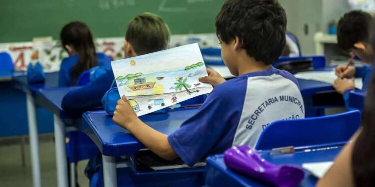 Prefeitura de Paranaguá paga férias atrasadas a professores e reajusta Piso Nacional do Magistério