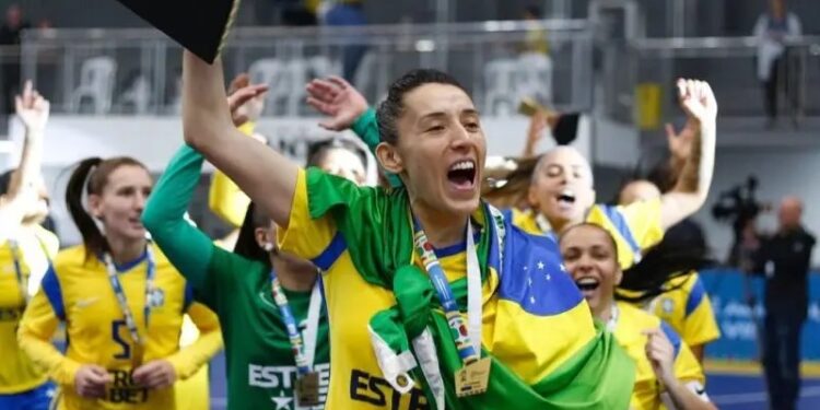 Emilly Marcondes, de Paranaguá, é eleita a melhor jogadora de futsal do mundo