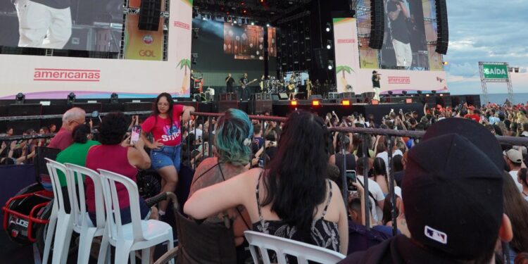 Falta de intérpretes de Libras nos shows do Verão Maior no Litoral gera reclamações da comunidade surda