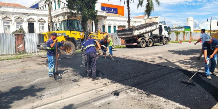 Mais fluidez e segurança no trânsito: Paranaguá retira lombadas e tapa buracos nas principais vias