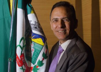 Adriano Ramos toma posse como prefeito de Paranaguá e anuncia novo secretariado