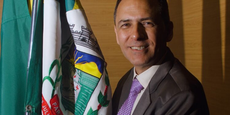 Adriano Ramos toma posse como prefeito de Paranaguá e anuncia novo secretariado