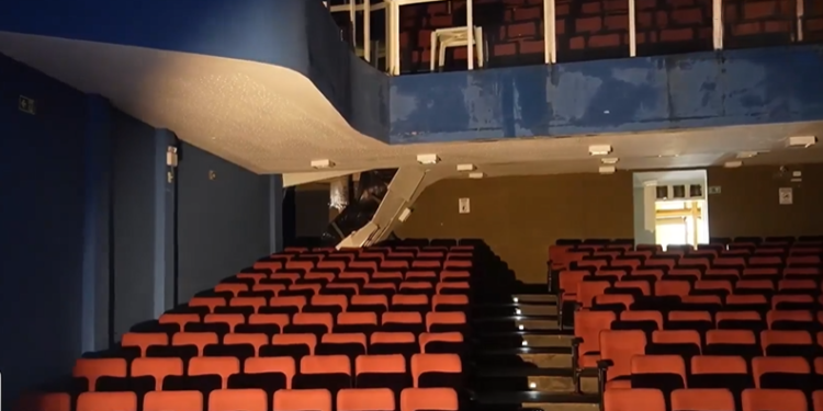 Teatro Rachel Costa, em Paranaguá, é interditado por desabamento do teto e riscos à segurança
