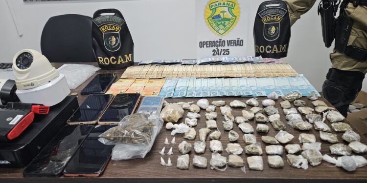 Polícia Militar fecha ponto de tráfico e prende cinco pessoas em operação em Matinhos