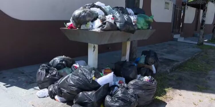 Crise na coleta de lixo em Matinhos gera reclamações e mobiliza Governo do Estado