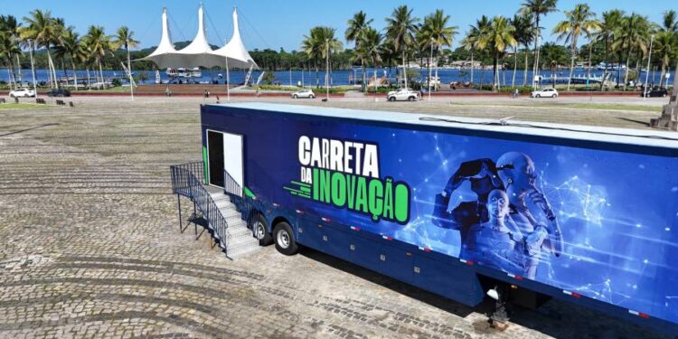 Carreta da Inovação chega em Paranaguá oferecendo uma série de atividades voltadas à cultura, inovação, ciência e tecnologia