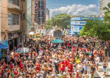 Banho à Fantasia lota Centro Histórico de Paranaguá e divide opiniões sobre novo trajeto