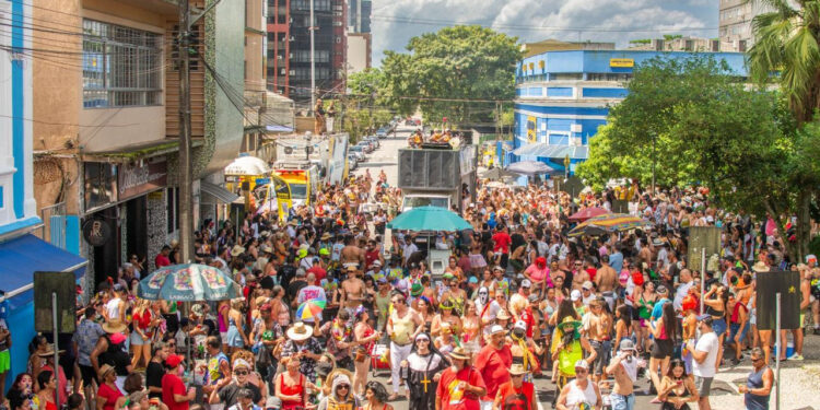 Banho à Fantasia lota Centro Histórico de Paranaguá e divide opiniões sobre novo trajeto