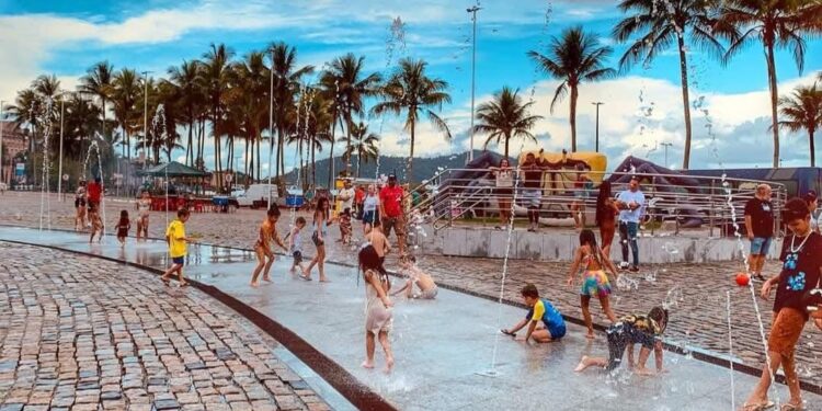 Palco Tutoia às escuras e chafariz parado: Prefeitura explica problemas na Praça Mário Roque e prazos para solução