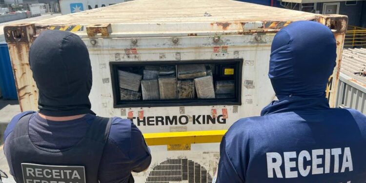 Receita Federal e Polícia Federal apreendem 45 quilos de cocaína no terminal de contêineres do Porto de Paranaguá; foi a primeira apreensão de 2025