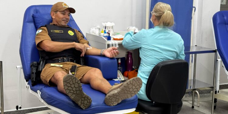 Policiais militares doam sangue em ação voluntária e reforçam estoques do Hemepar Paranaguá antes do Carnaval