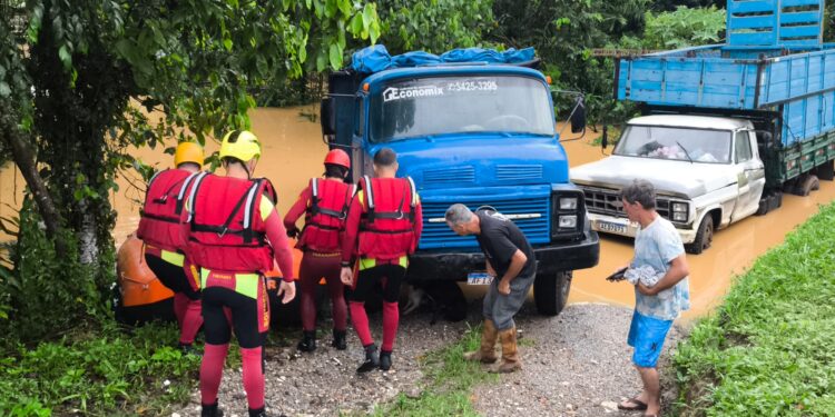 Zona rural de Paranaguá foi duramente atingida por chuvas; estradas ficaram bloqueadas e famílias isoladas