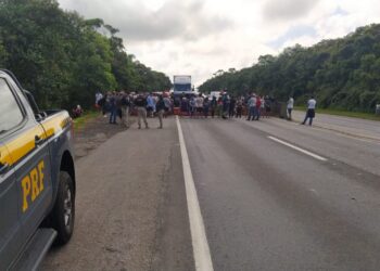 Indígenas bloqueiam BR-277 em Morretes contra fechamento de retorno utilizado por comunidade local