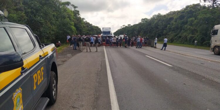 Indígenas bloqueiam BR-277 em Morretes contra fechamento de retorno utilizado por comunidade local
