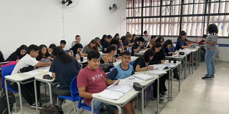 Sesc Paranaguá abre inscrições para cursinho gratuito preparatório para Enem e vestibulares nesta quarta (19)
