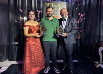 Ilha do Mel FM é eleita a rádio mais ouvida de Paranaguá em 2024 e celebra reconhecimento no prêmio Noite dos Destaques do Ano