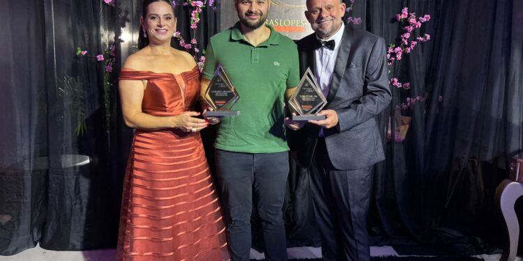 Ilha do Mel FM é eleita a rádio mais ouvida de Paranaguá em 2024 e celebra reconhecimento no prêmio Noite dos Destaques do Ano