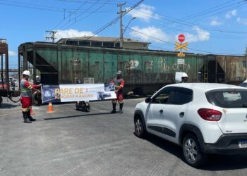 Rumo realiza ação educativa para conscientização sobre segurança em passagens de nível em Paranaguá