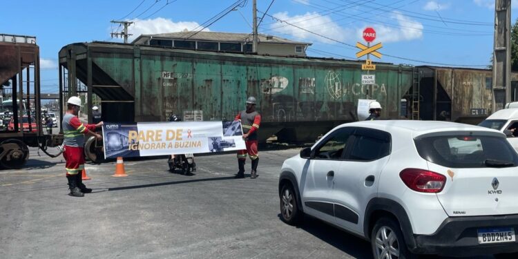 Rumo realiza ação educativa para conscientização sobre segurança em passagens de nível em Paranaguá