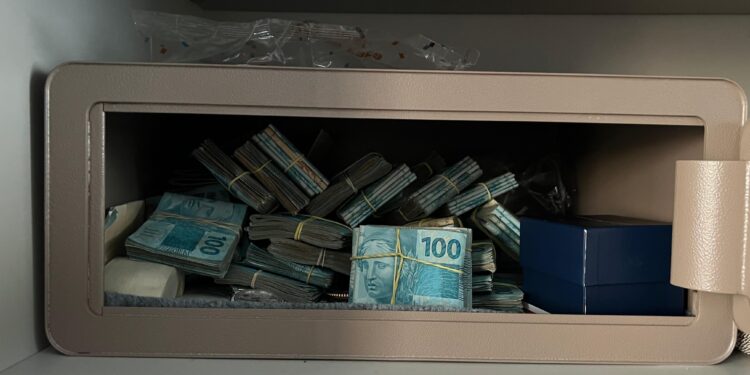 Polícia Federal cumpre mandados e bloqueia mais de R$30 milhões em desdobramento da Operação Mafiusi