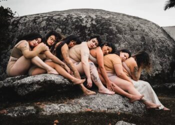 Mostra Sobrecarregada abre inscrições para artistas mulheres do Litoral oferecendo cachê de R$ 4.5 mil