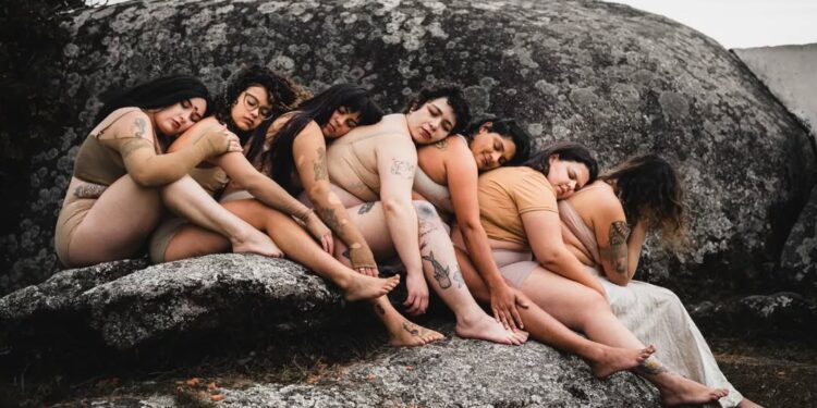 Mostra Sobrecarregada abre inscrições para artistas mulheres do Litoral oferecendo cachê de R$ 4.5 mil