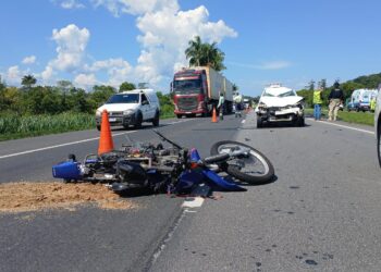 Piloto de motocicleta envolvido em acidente na BR-277 segue internado em estado grave no HRL