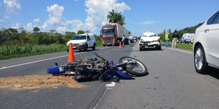 Piloto de motocicleta envolvido em acidente na BR-277 segue internado em estado grave no HRL