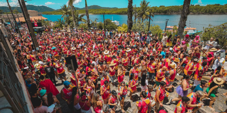 Banho à Fantasia: tradicional pré-Carnaval de Paranaguá reunirá 12 blocos inscritos e milhares de foliões