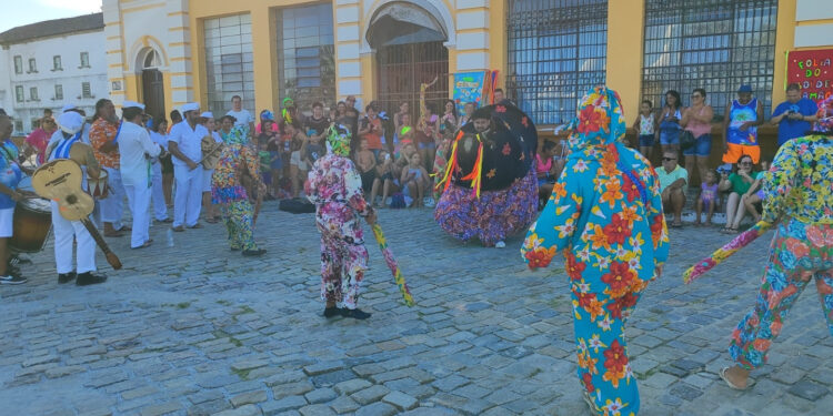 Folia do Boi de Mamão anima o pré-carnaval de Paranaguá neste sábado (22)