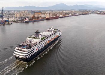 Navio de cruzeiro Vasco da Gama atraca no Porto de Paranaguá