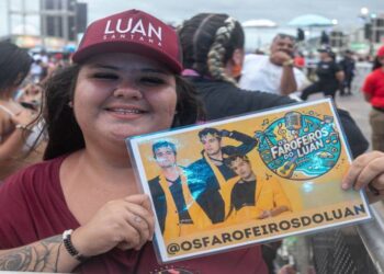 Fãs de Luan Santana dormem na praia para garantir o melhor lugar no show de Matinhos