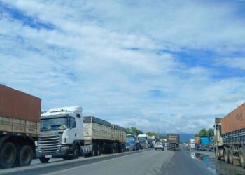 Congestionamentos na Ayrton Senna: entenda o problema por trás das filas de caminhões em Paranaguá