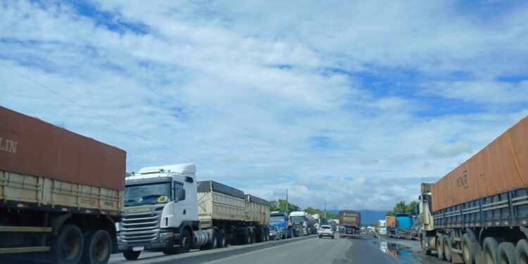 Congestionamentos na Ayrton Senna: entenda o problema por trás das filas de caminhões em Paranaguá