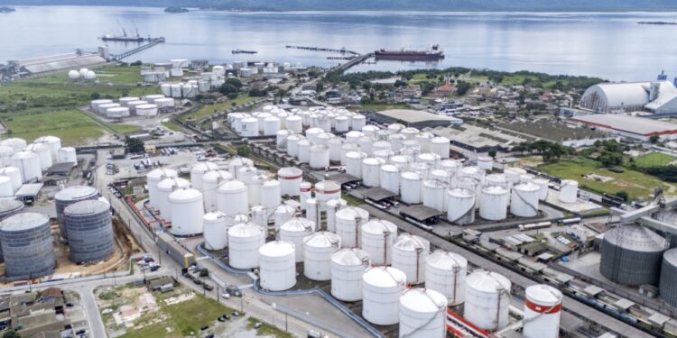 Porto de Paranaguá lidera exportação de óleo de soja e responde por 72% do volume nacional