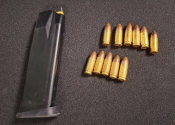Durante patrulhamento pela região, os policias encontraram um carregador de pistola calibre 9mm, com 11 munições intactas.