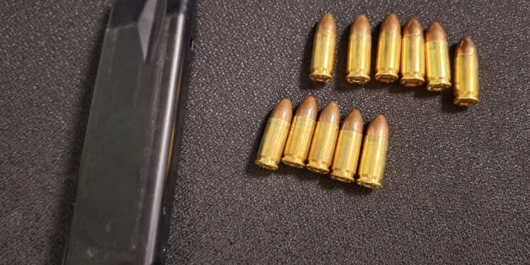Durante patrulhamento pela região, os policias encontraram um carregador de pistola calibre 9mm, com 11 munições intactas.