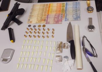 PM apreende drogas, dinheiro, pistola e munições durante patrulhamento de rotina no bairro Emboguaçu em Paranaguá
