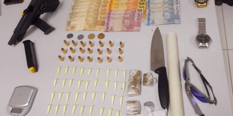 PM apreende drogas, dinheiro, pistola e munições durante patrulhamento de rotina no bairro Emboguaçu em Paranaguá