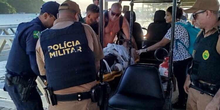 Homem em surto psicótico é atendido por equipes de emergência na Ilha do Mel em Paranaguá