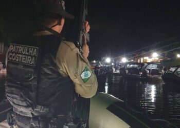 Piloto de barco é preso pela Polícia Militar em Pontal do Paraná após agredir uma mulher, bater em outras embarcações e ameaçar populares com um simulacro de revólver