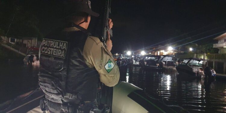 Piloto de barco é preso pela Polícia Militar em Pontal do Paraná após agredir uma mulher, bater em outras embarcações e ameaçar populares com um simulacro de revólver